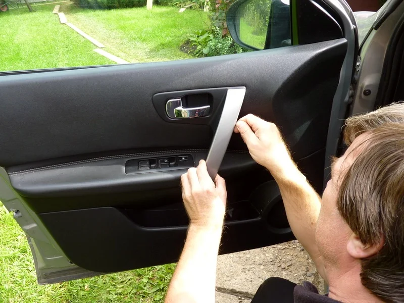 снятие накладки ручки двери Ниссан Кашкай снятие накладки ручки двери Ниссан Кашкай